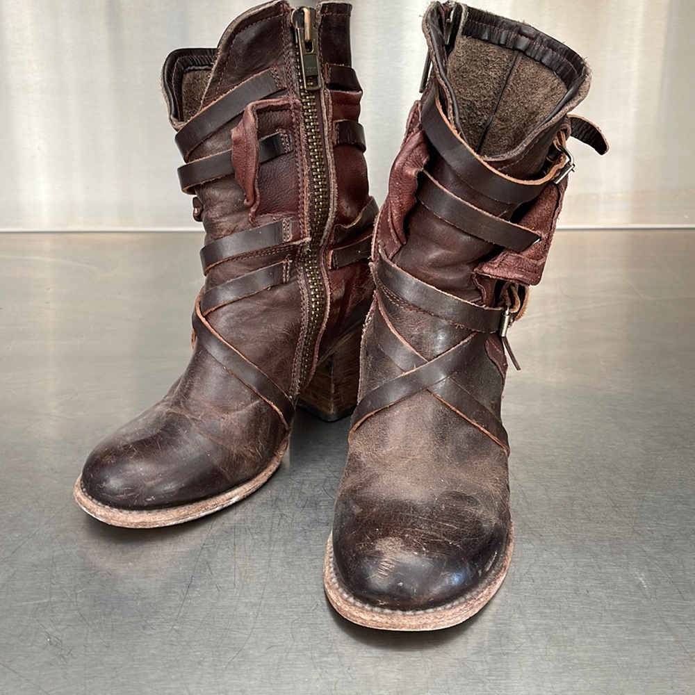 Freebird “baker” size 6. Loved loved loved. And can be loved a lot longer!